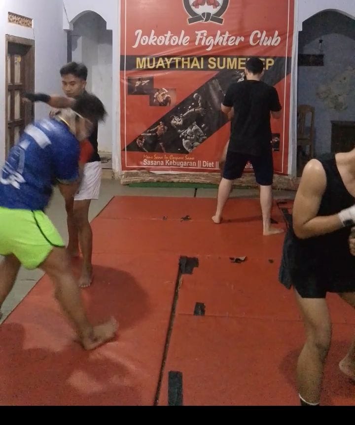 FOKUS: Sejumlah atlet muay thai Sumenep sedang melakukan latihan di Jalan Cemara Udang, Desa Pangarangan, Kecamatan Kota, Minggu (7/9).