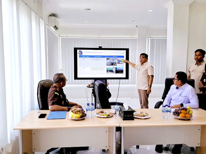 UNGKAP: Irjen Kemen PKP Heri Jerman menunjukkan hasil temuan penyimpangan BSPS di hadapan Kajari Sumenep Sigit Waseso di kantor kejaksaan Senin (28/4). (MOH. IQBAL/JPRM)