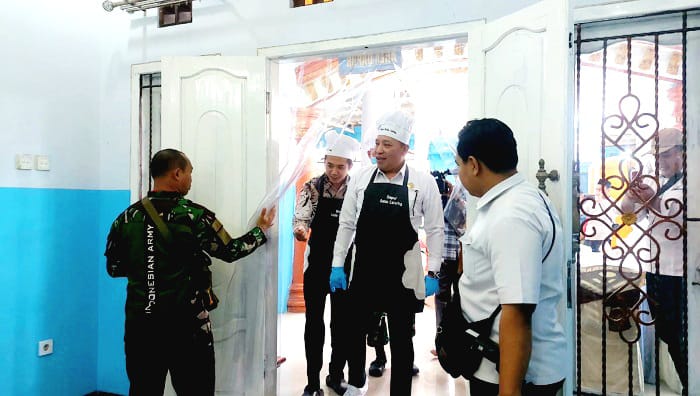 MENDUKUNG MBG: Bupati Sampang Slamet Junaidi (kemeja putih) meninjau fasilitas dapur di SPPG Kemas, Desa Kotah, Kecamatan Jrengik, Selasa (9/9). (JUNAIDI PONDIYANTO/JPRM)