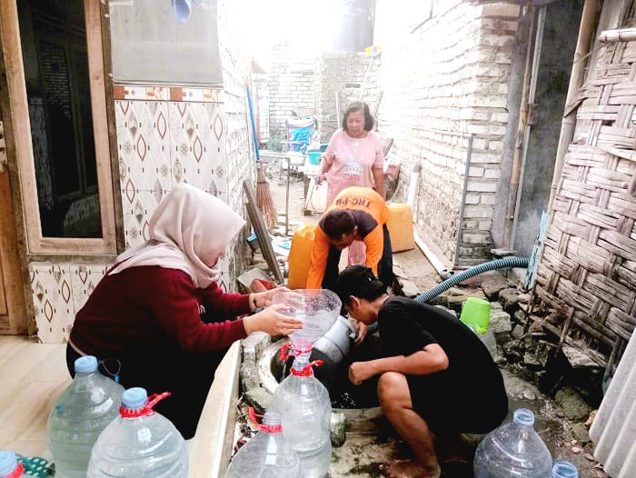 DROPPING: Petugas saat mendistribusikan air bersih di Kecamatan Palengaan beberapa waktu lalu. (BPBD UNTUK JPRM)