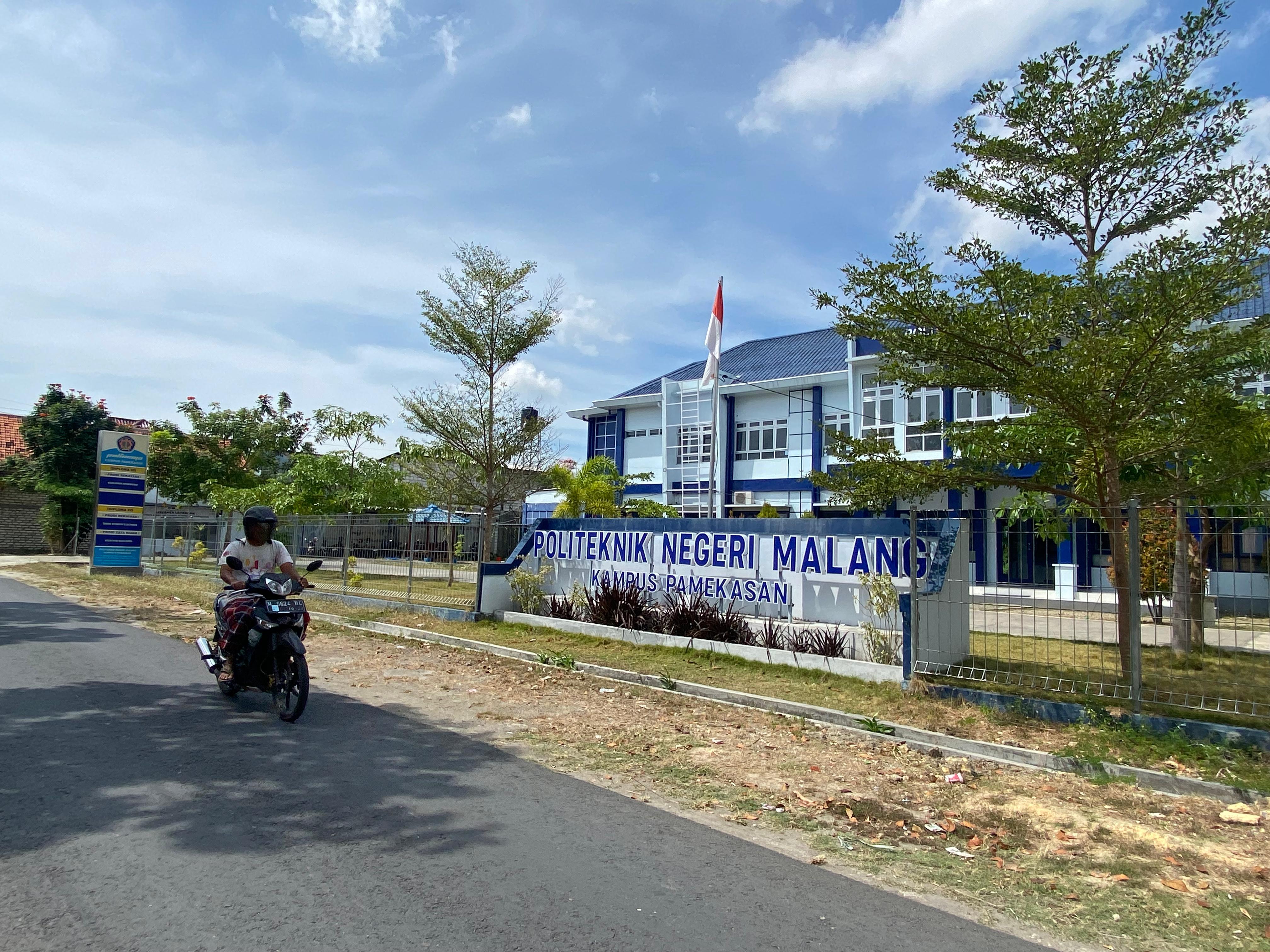 MEGAH: Pengendara sepeda motor melintas depan gedung Polinema yang terletak di Jalan Stadion, Kelurahan Lawangan Daya, Kecamatan Pademawu, Pamekasan, Selasa (9/9).