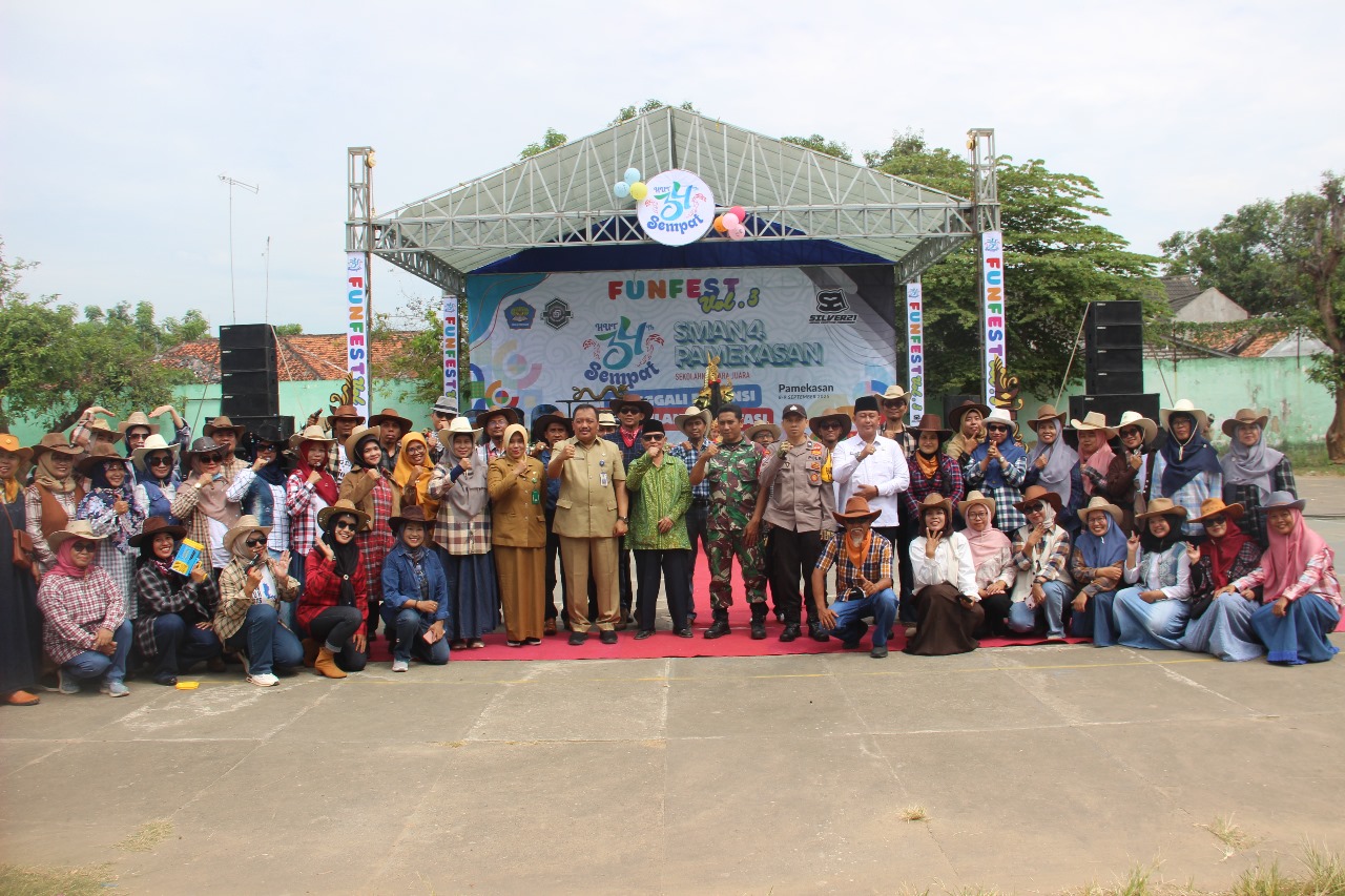 KOMPAK: Kepala Cabdindik Jawa Timur Wilayah Pamekasan Slamet Goestiantoko bersama Kepala SMAN 4 Pamekasan Dra Faridah serta dewan guru berfoto bersama Selasa (9/9).