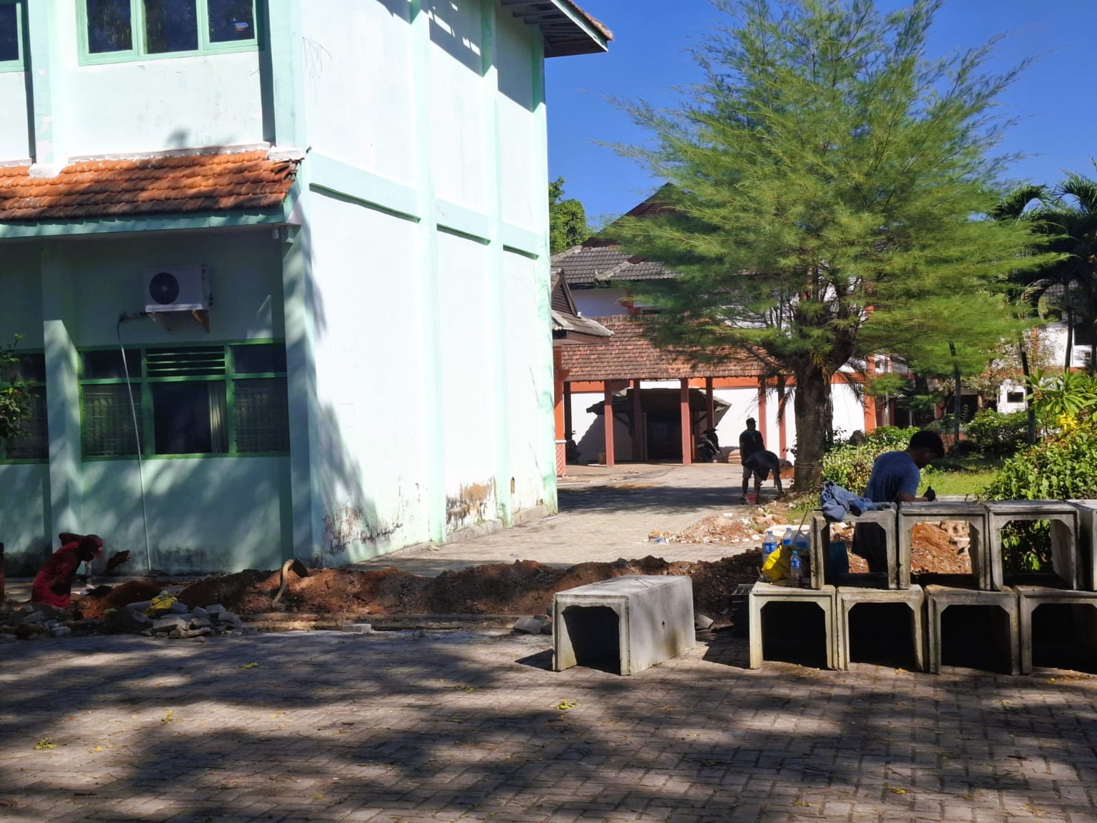 BELUM DITEMPATI: Gedung Sekolah Rakyat di Kecamatan Batuan, Sumenep, sedang diperbaiki, Minggu (31/8).