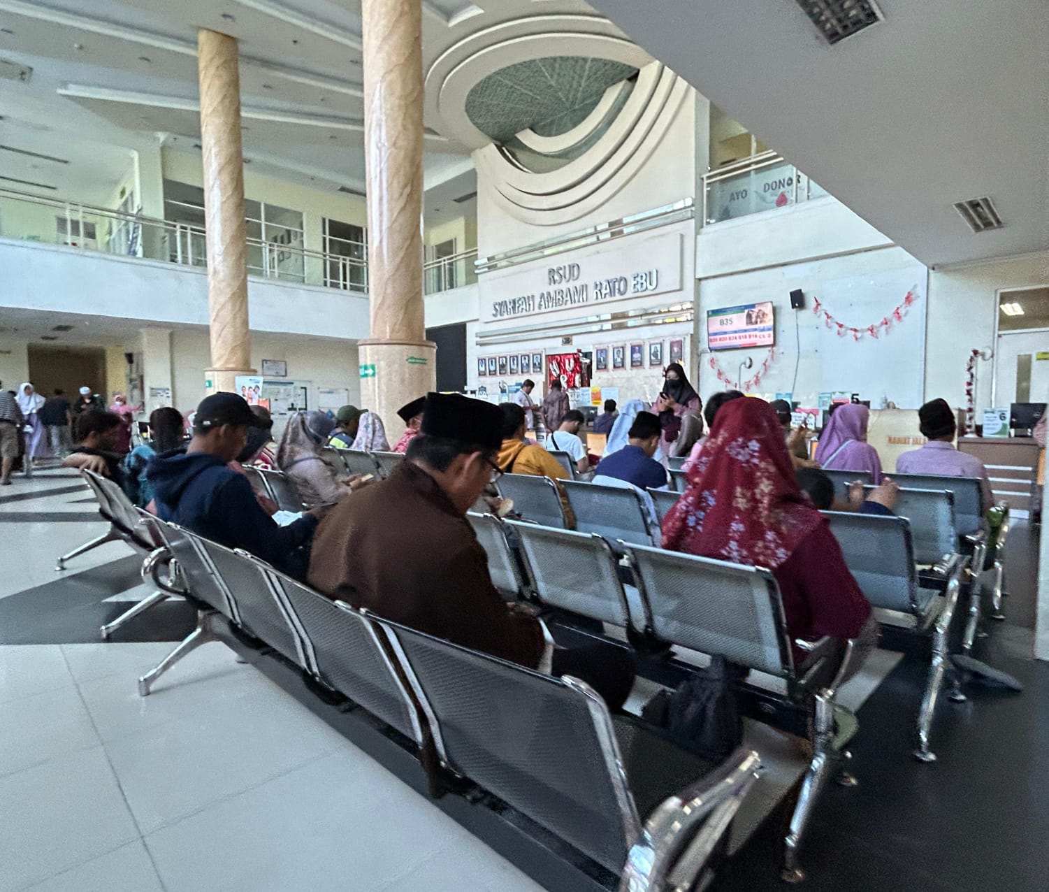 LAYANAN KESEHATAN: Warga berada di ruang utama RSUD Syamrabu l, Rabu (10/09).
