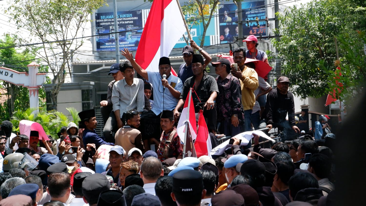 LANTANG: Korlap aksi Isro menyampaikan orasi di depan kantor bupati Bangkalan, Rabu (10/09).