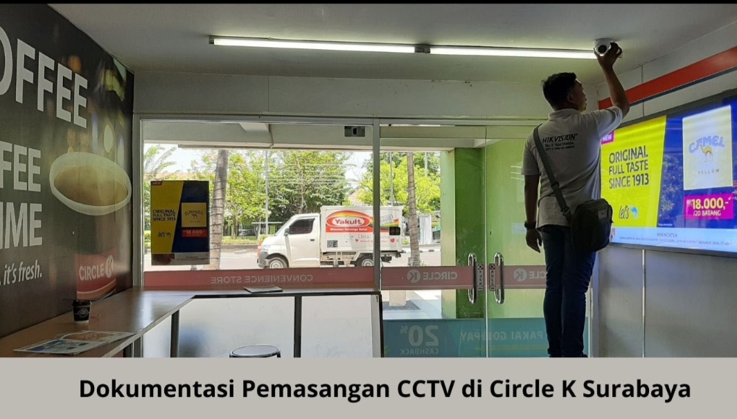 PROFESIONAL: Pekerja CV Suno Joyo memasang CCTV di Circle K Surabaya.