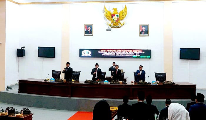 KOMPAK: Wabup Ahmad Mahfudz menghadiri sidang paripurna persetujuan bersama raperda Ripparkab 2025&ndash;2040 di kantor DPRD Sampang Kamis (11/9). (JUNAIDI PONDIYANTO/JPRM)