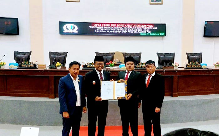 BERSINERGI: Wabup Sampang Ahmad Mahfudz dan pimpinan dewan menunjukkan berita acara persetujuan bersama raperda Ripparkab 2025&ndash;2040 saat rapat paripurna di gedung dewan Kamis (11/9).