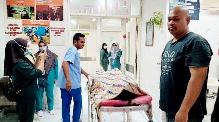 TRAGIS: Petugas RSUD Syamrabu Bangkalan saat membawa jenazah Mahi ke salah satu ruangan, Senin (8/9).&nbsp;(ZEINAL ABIDIN/JPRM)