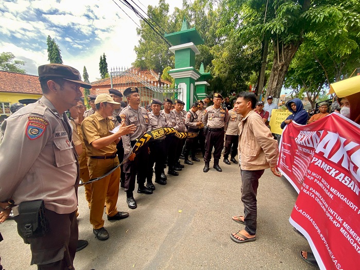 BERI PENJELASAN: Ketua Forkot Samsul Arifin saat menyimak penjelasan dari Kepala DPRKP Pamekasan Muharram saat berunjuk rasa, Selasa (9/9).