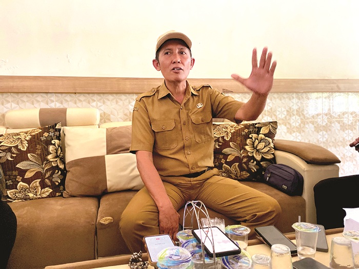 SAMPAIKAN BANTAHAN: Kepala DPRKP Pamekasan Muharram memberikan keterangan di ruang kerjanya, Selasa (9/9). (MOH. IQBAL AFGANI/JPRM)