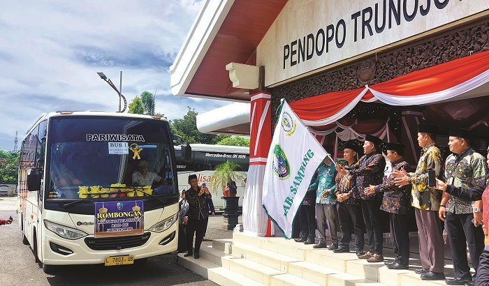 SEMANGAT: Bupati Sampang Slamet Junaidi melepas keberangkatan kafilah MTQ XXXI di halaman Pendopo Trunojoyo Kamis (11/9). (JUNAIDI PONDIYANTO/JPRM)