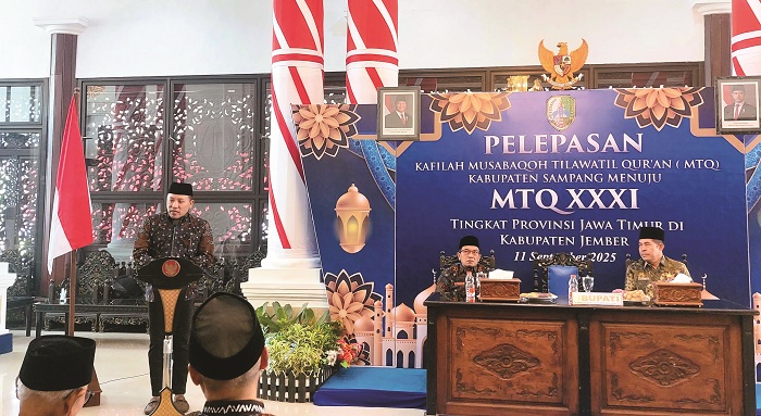 BERWIBAWA: Bupati Slamet Junaidi menyampaikan sambutan saat pelepasan kafilah MTQ XXXI di Pendopo Trunojoyo Sampang Kamis (11/9). (JUNAIDI PONDIYANTO/JPRM)