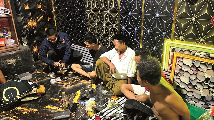 TERCIDUK: Empat terduga penyalah guna narkotika tak berkutik saat diamankan polisi di Desa Tamberu, Batumarmar, Pamekasan, Minggu (7/9) dini hari. (POLRES PAMEKASAN UNTUK JPRM)