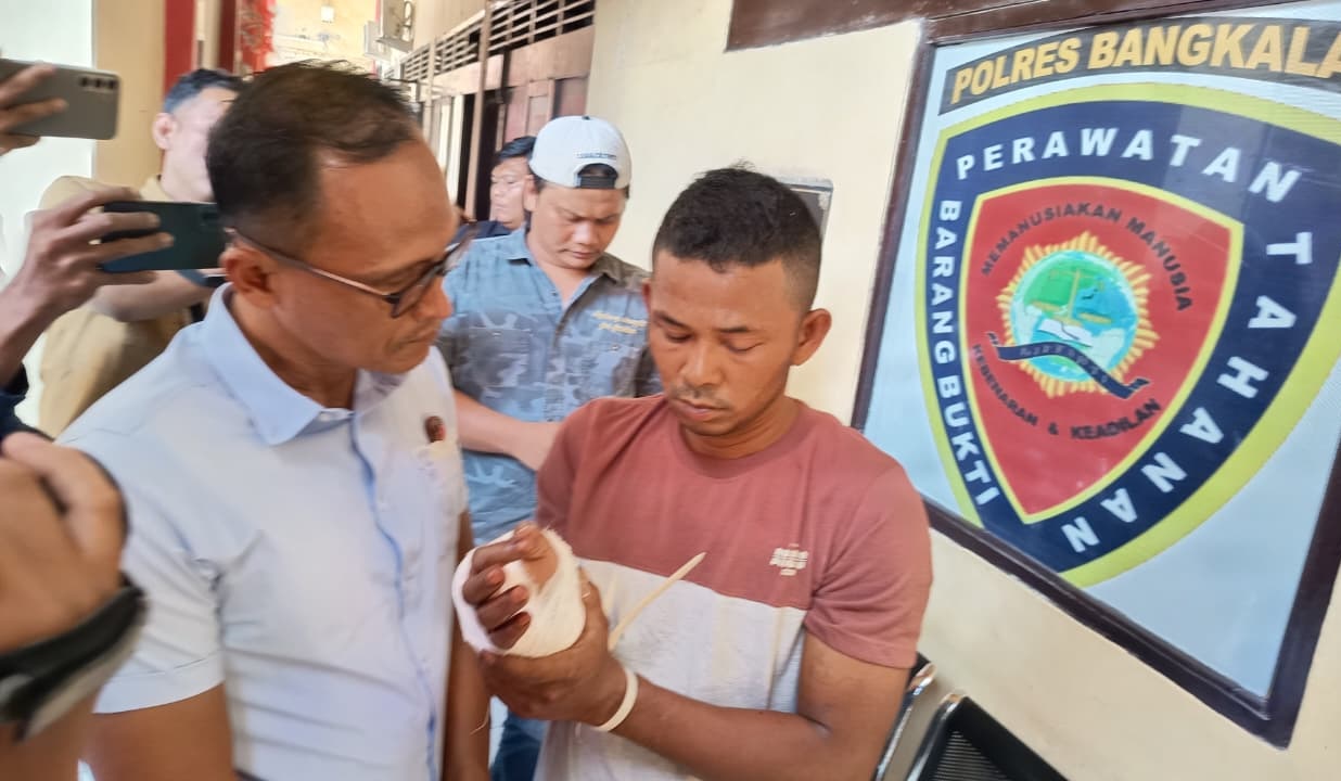 NGAKU KHILAF: Tersangka pembunuhan balita, Cholis, saat digiring oleh aparat di Mapolres Bangkalan Kamis (14/8).