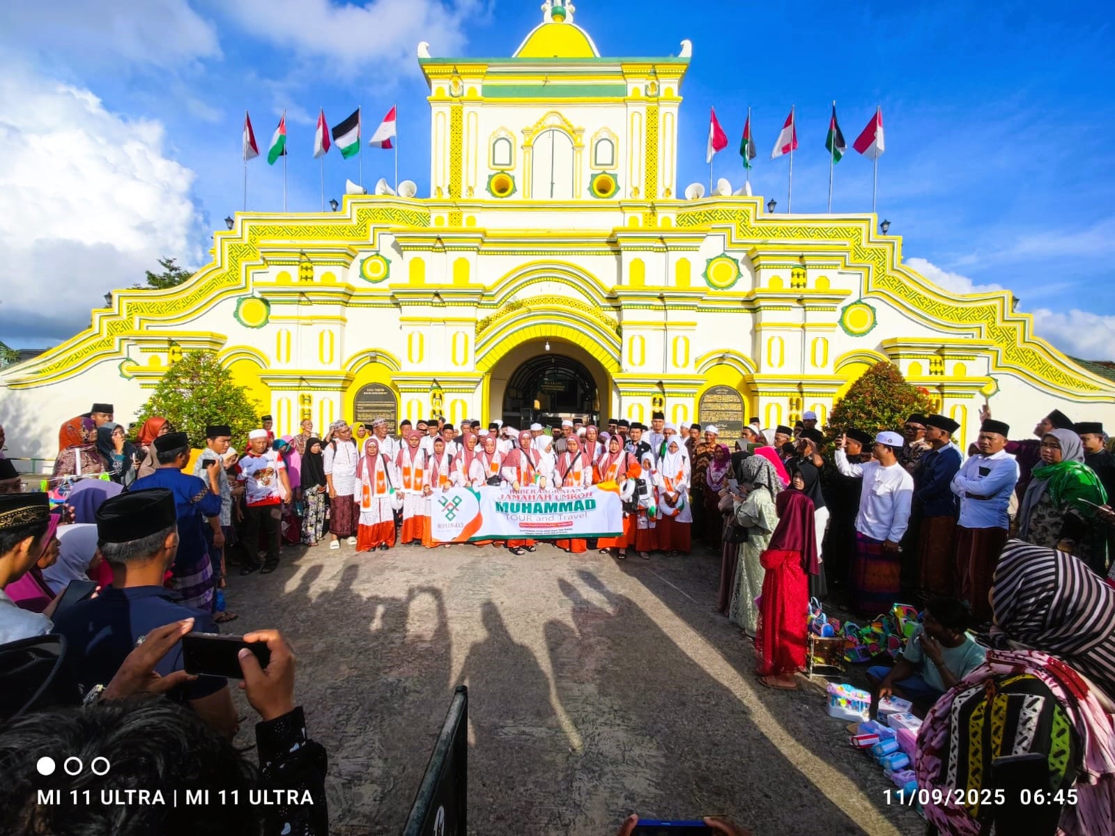 TAMU ALLAH: Jemaah umrah PT Mohammad Tour and Travel berfoto bersama saat pemberangkatan di depan Masjid Jamik Sumenep, Ka is (11/09).