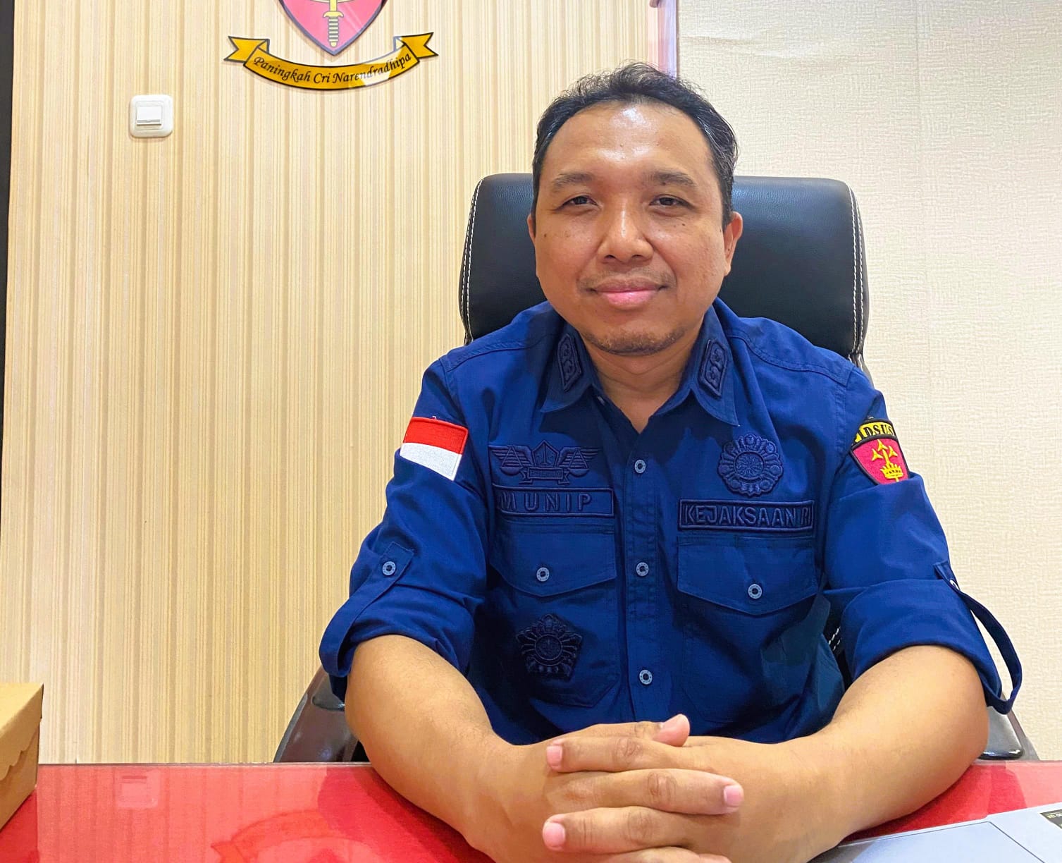 TEGAS: Kasipidsus Kejari Pamekasan Ali Munip saat ditemui di ruangannya, Kamis (11/10).