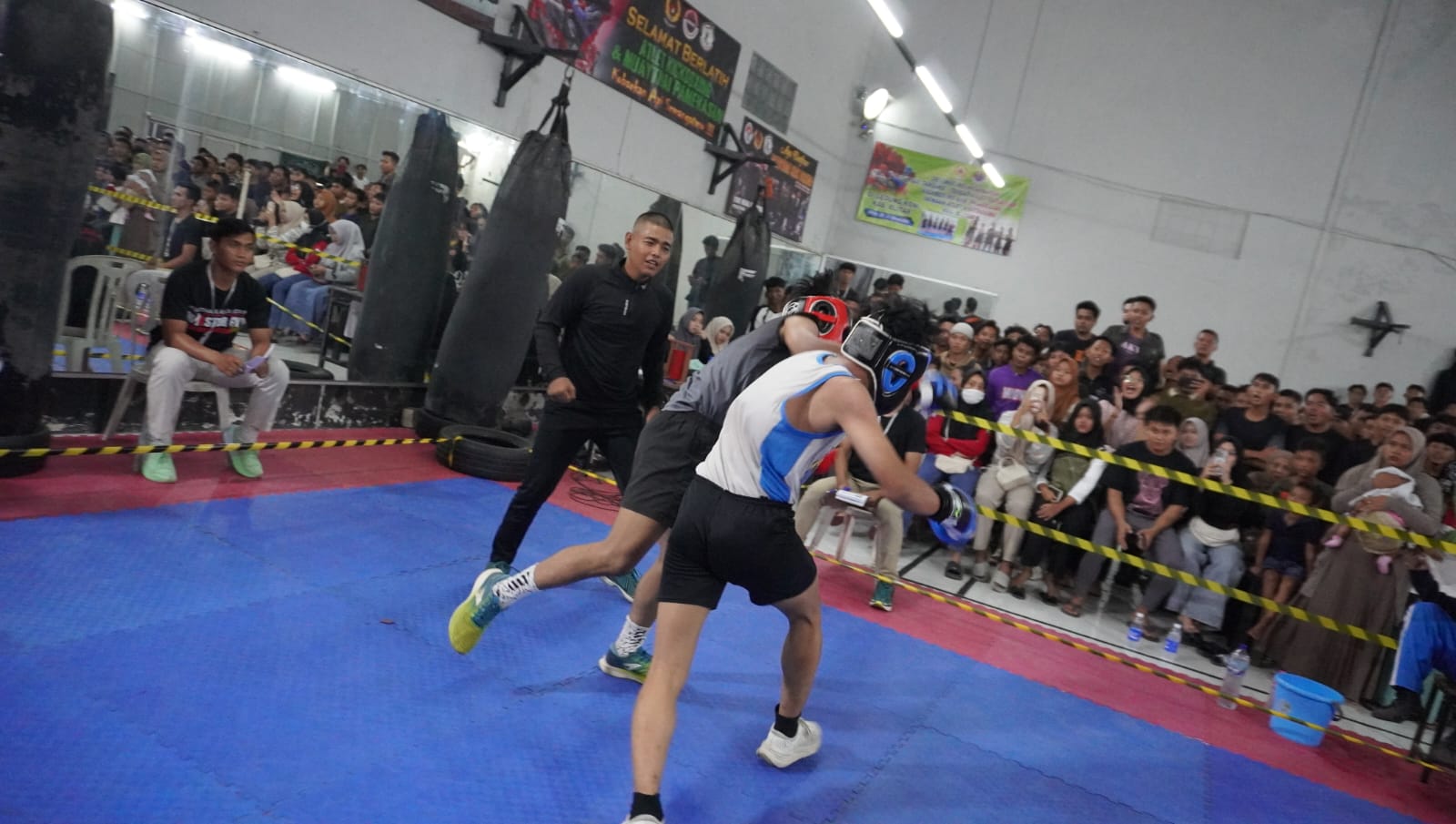 ADU KUAT: Peserta bertarung di atas ring dalam FBC season 2 di Master Gym Pamekasan, Sabtu (30/8).