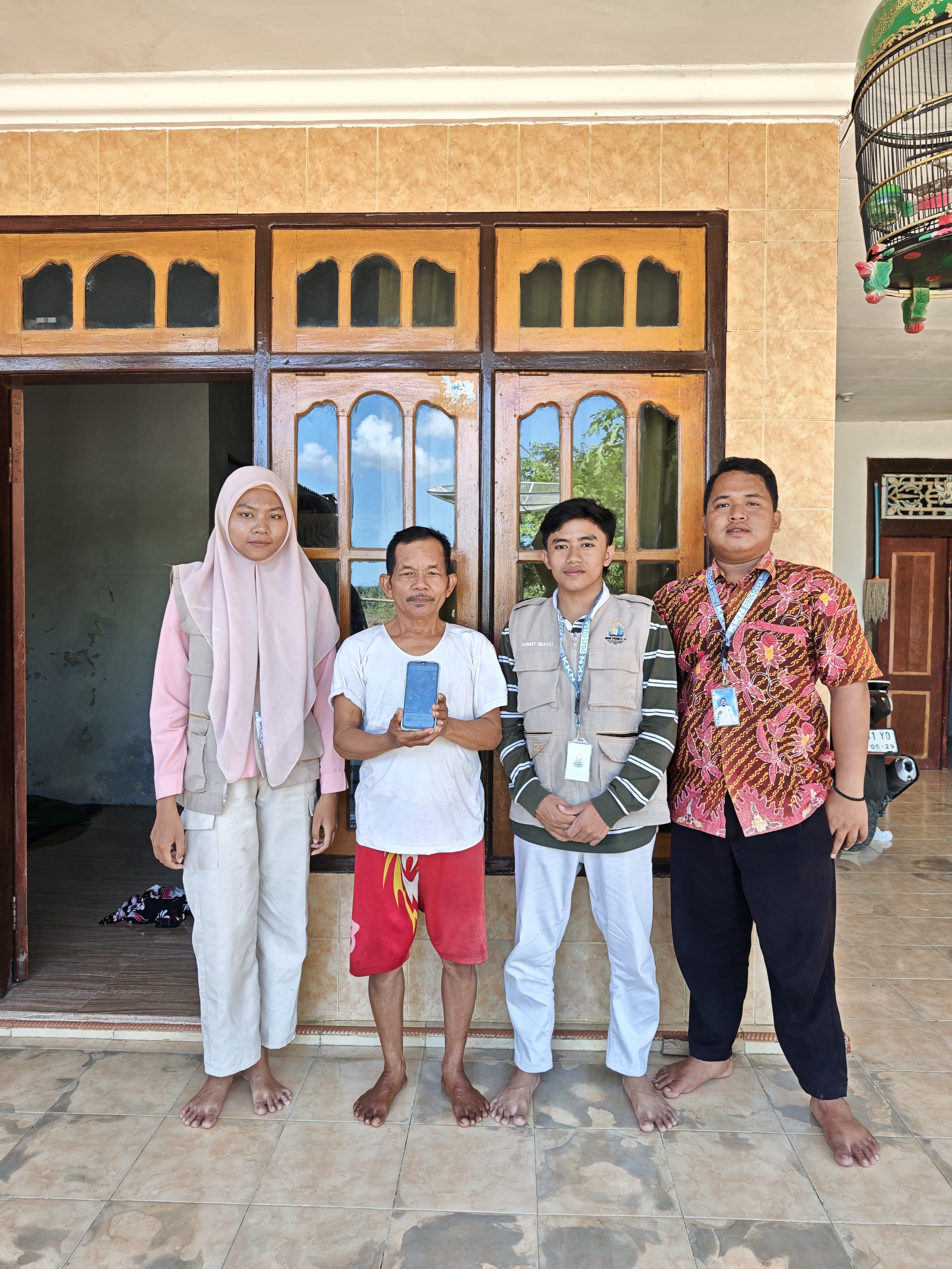 SUMRINGAH: Salah satu warga bersama KKN kelompok 14 UPI Sumenep menunjukkan salah satu hasil pendaftaran UMKM ke google maps.