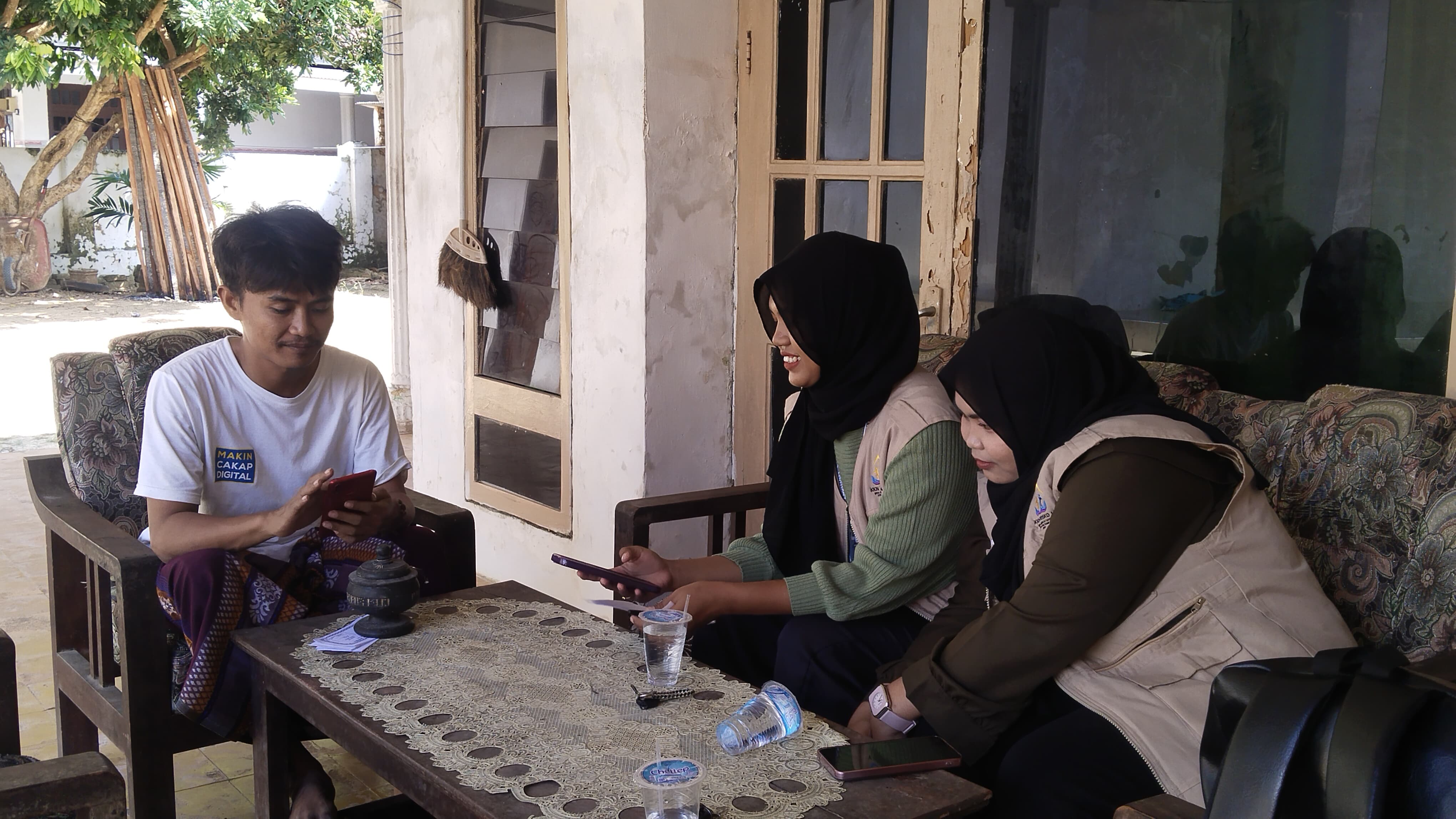 FOKUS: Para Mahasiswa KKN Kelompok 14 Universitas PGRI Sumenep saat Mendigitalkan UMKM Desa Meddelan, kec. Lenteng, Kab. Sumenep.