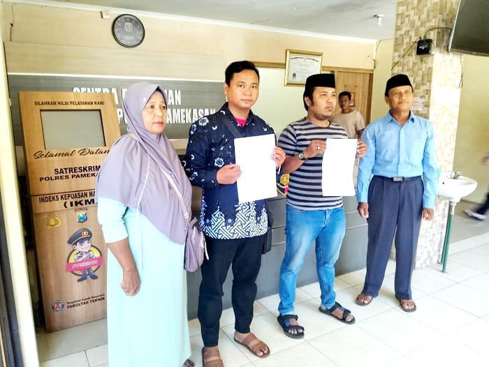 CARI KEADILAN: Faridatul Hasanah (kiri) didampingi keluarga melapor ke Polres Pamekasan, Kamis (11/9). (RUDI UNTUK JPRM)