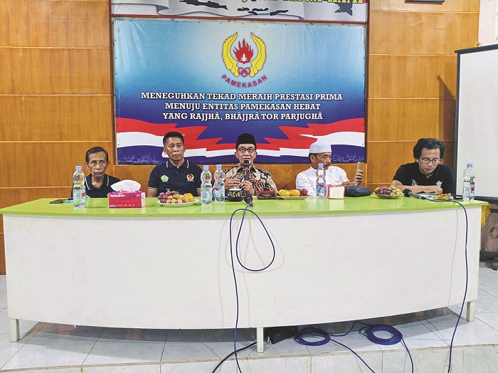ARAHAN KHUSUS: Bupati Pamekasan KH Kholilurrahman (tengah) didampingi Ketua Umum KONI Pamekasan Djohan Susanto (dua dari kiri) dan pengurus, Jumat (5/9). (KONI UNTUK JPRM)