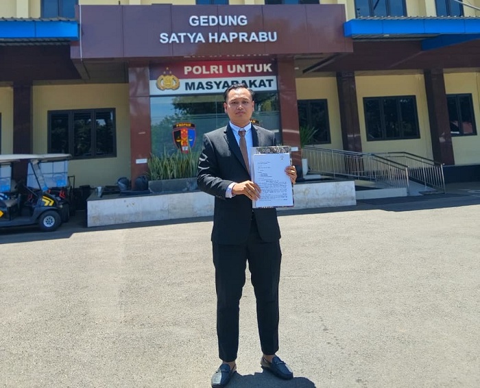 JALAN KEADILAN: Kuasa Isqomariyah, Naufal Rizqiyanto, menunjukkan surat laporan oknum polwan Polres Pamekasan di Polda Jawa Timur, Kamis (11/9). (JUSTORA LAW FIRM UNTUK JPRM)