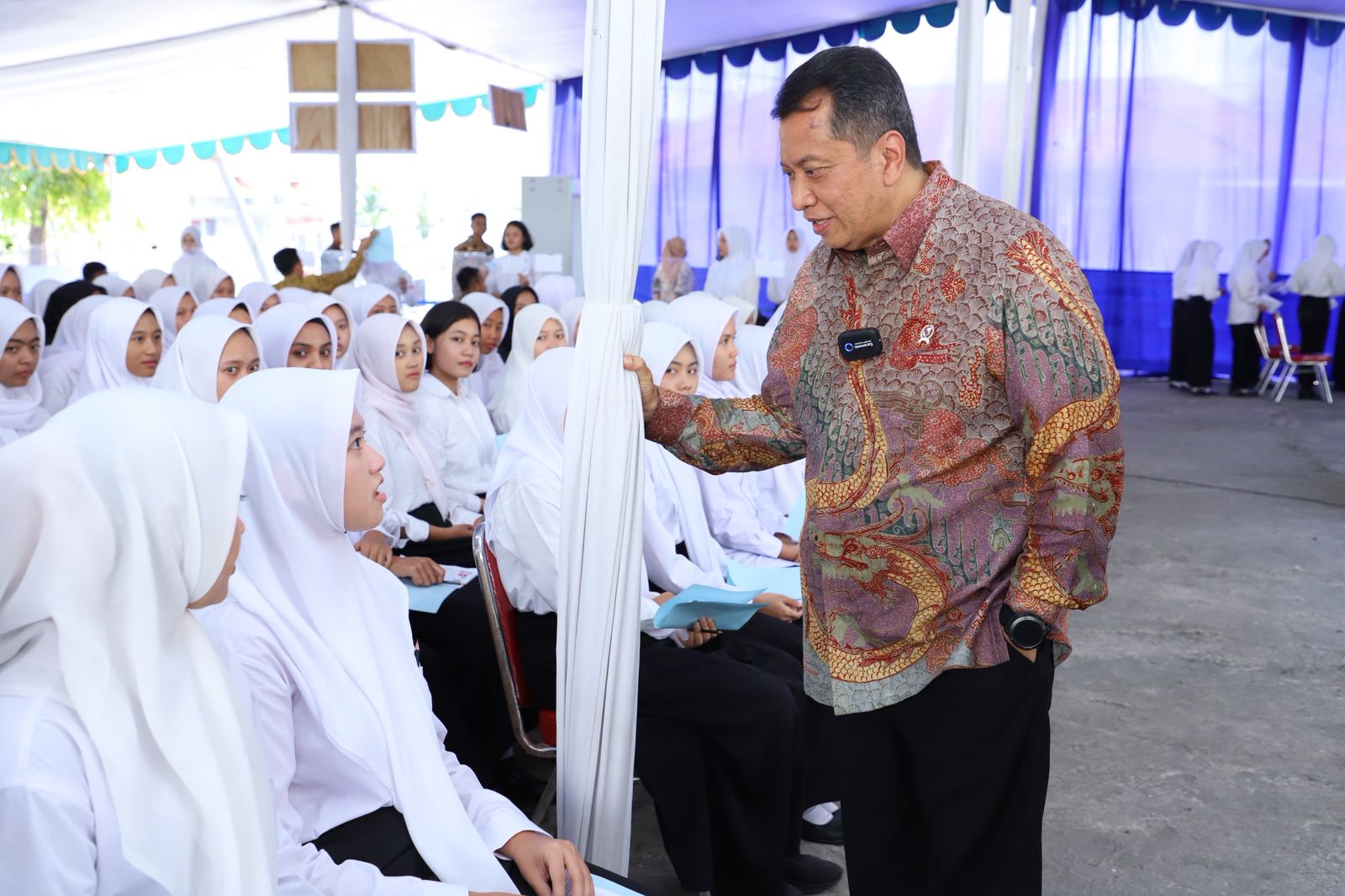 Peserta CPNS sedang menjawab pertanyaan dari panitia.