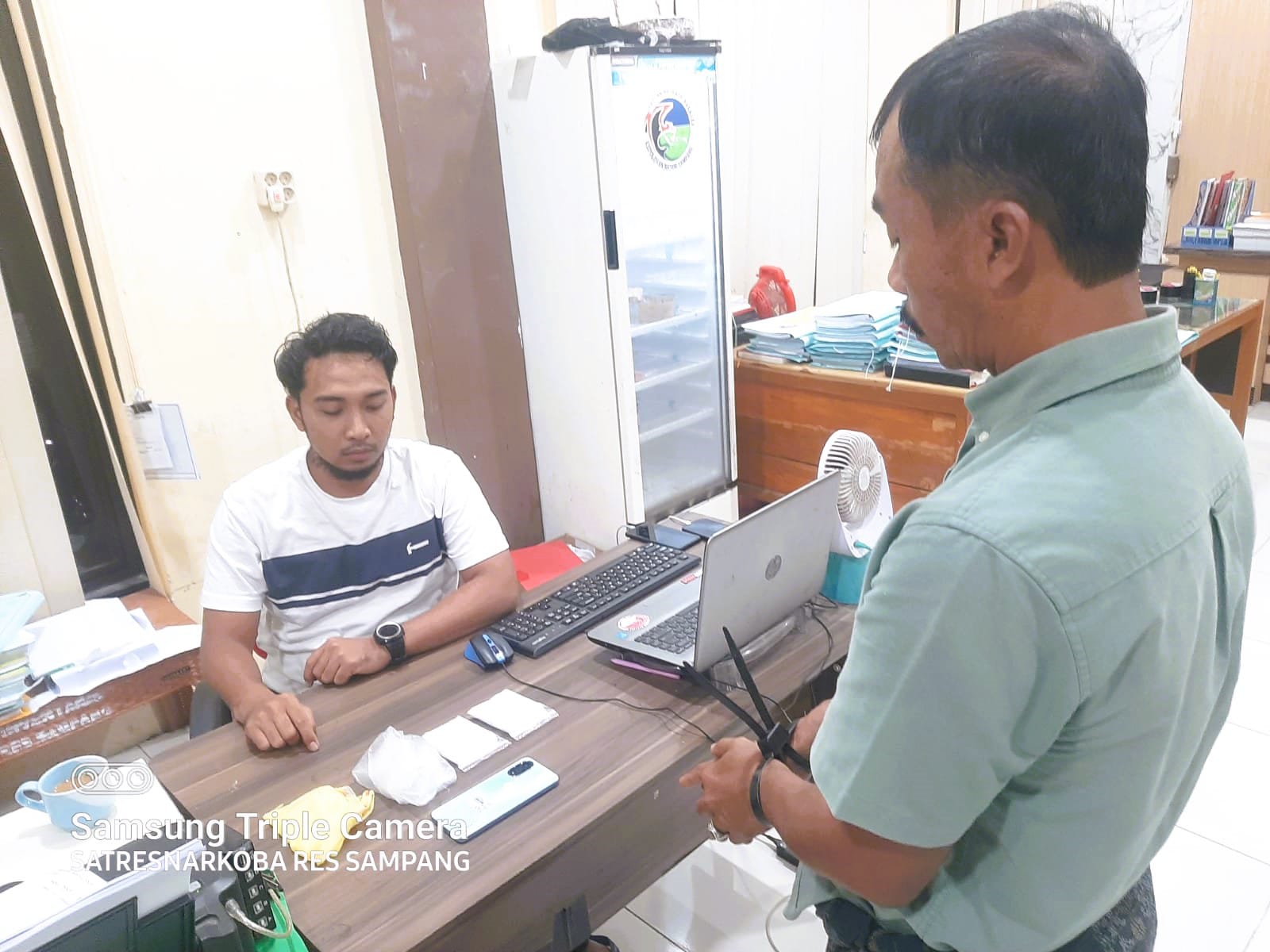 DIBORGOL: Anggota Satresnarkoba Polres Sampang saat melakukan pemeriksaan terhadap salah satu tersangka yang diamankan dalam Operasi Tumpas Narkoba Semeru 2025 beberapa waktu lalu.