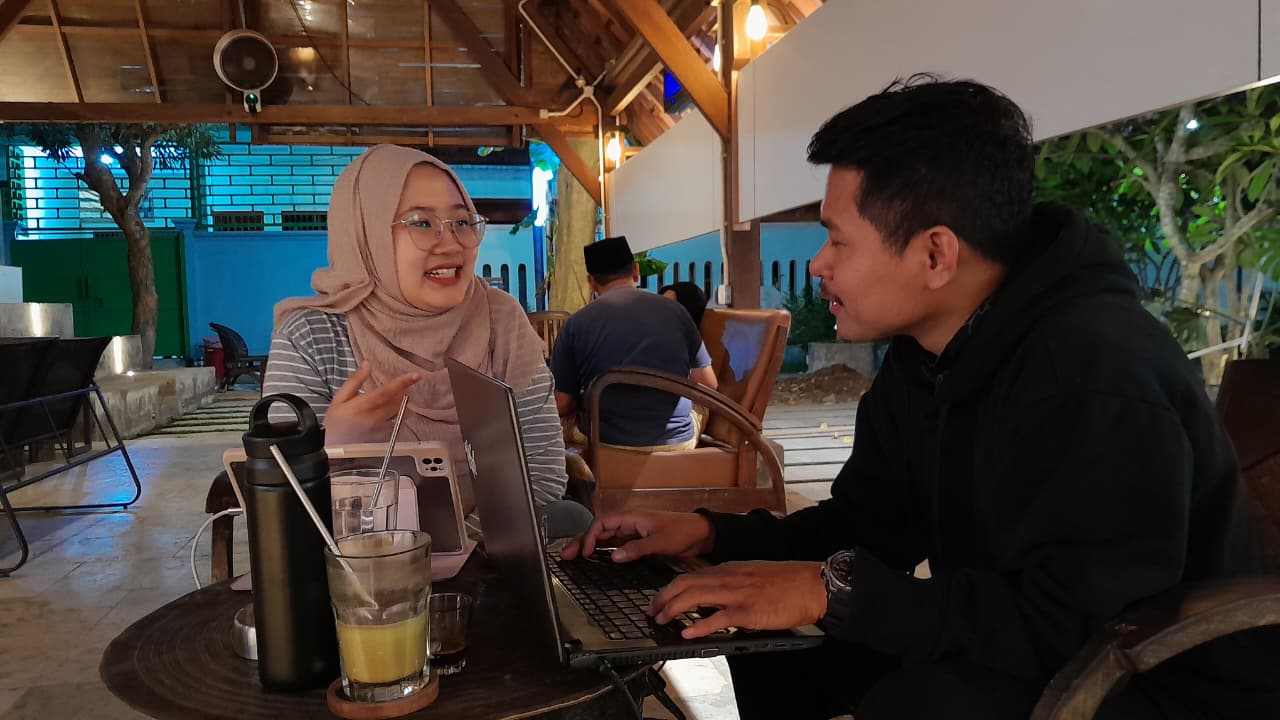 BIKIN TENANG: Indah Fitriani saat mengunjungi Kedai Kopi Kelud, Kamis (11/9).