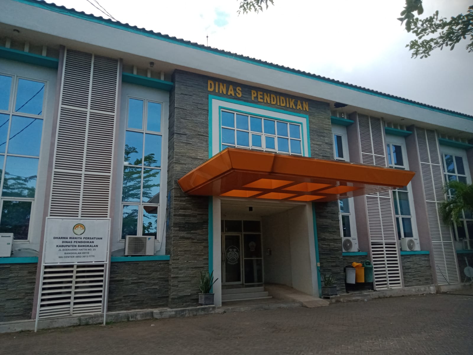 MEGAH: Tampak dari depan gedung Dinas Pendidikan Kabupaten Bangkalan, Sabtu (13/9/2025).