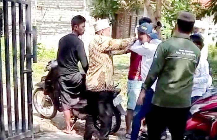 BULLYING: Sejumlah pelaku saat melakukan aksi pengeroyokan terhadap AS, di depan lembaga pendidikan di Desa Tenggun Dajah, Klampis, Bangkalan, Senin (28/4/2025). (SUHERMAN UNTUK JPRM)