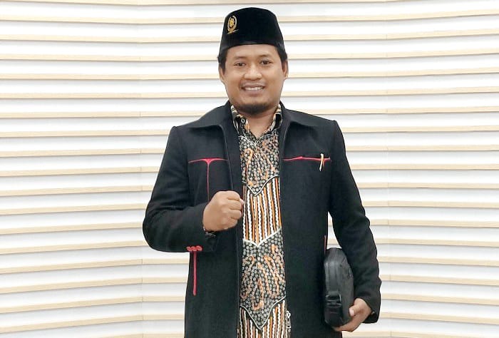 JADI SOROTAN: Praktisi Hukum Ach. Dlofirul Anam berfoto di Gedung KPK RI beberapa waktu lalu. (ACH. DLOFIRUL ANAM UNTUK JPRM)