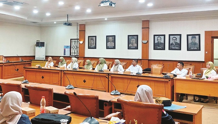 PEGAWAI BARU: PPPK paro waktu seleksi tahap dua mengikuti pengarahan dari BKPSDM Sampang di aula kantor pemkab, Kamis (11/9). (JUNAIDI PONDIYANTO/JPRM)