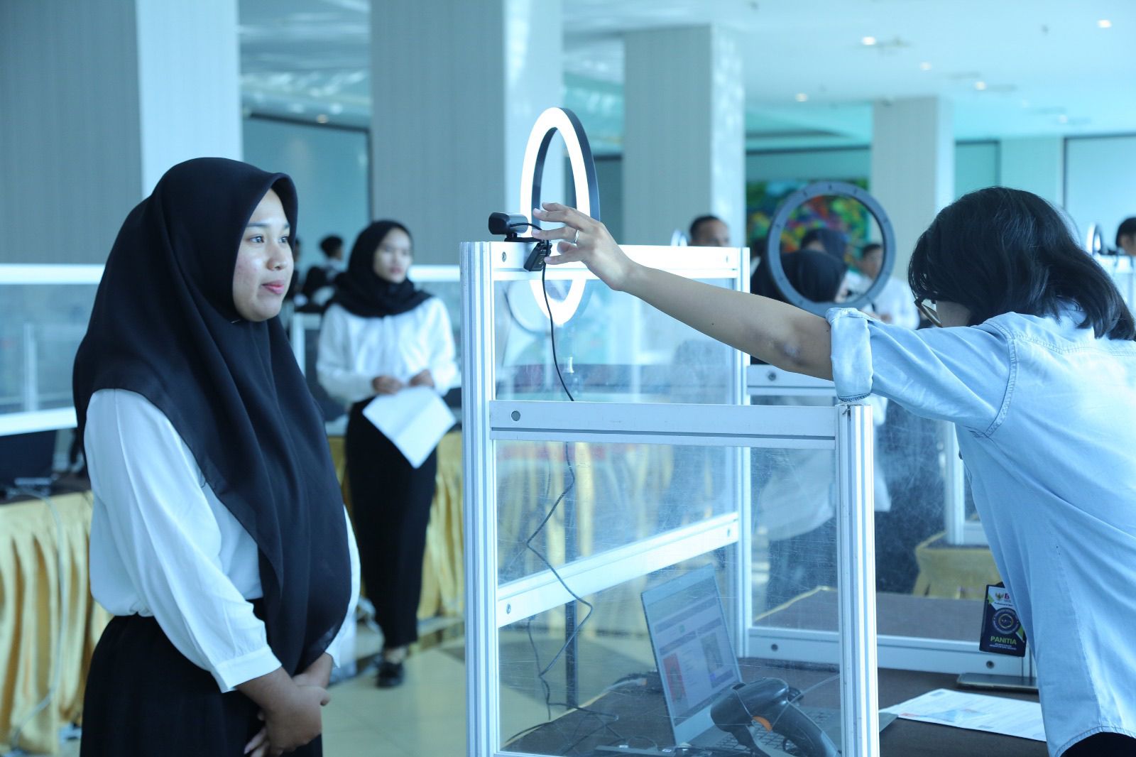 Peserta CPNS Sedang menferivikasi indentitasnya sebelum melaksanakan tes SKD