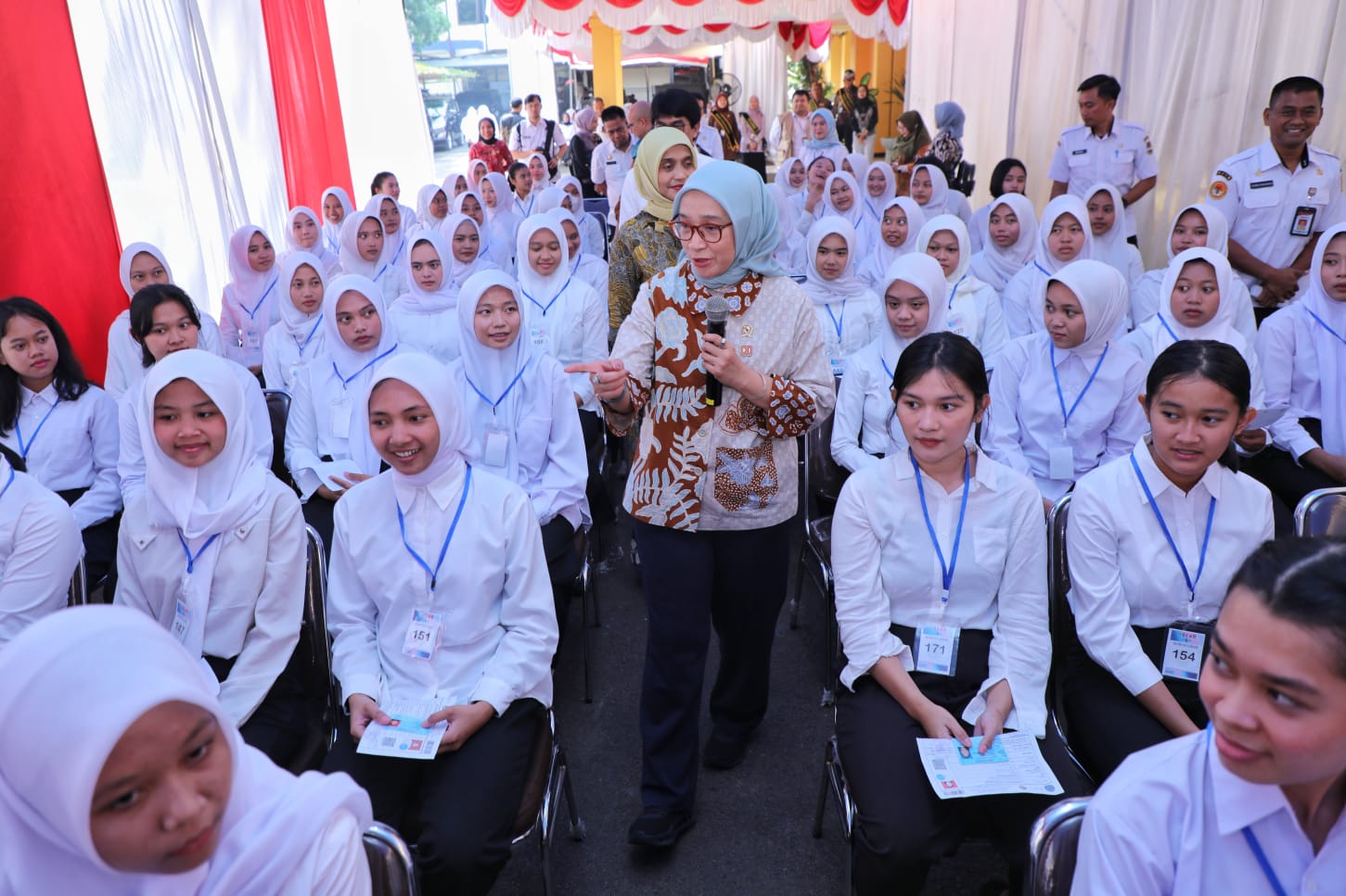Menteri PANRB Periode 2024-2029 Rini Widyantini saat meninjau seleksi CPNS dan atau sekolah kedinasan