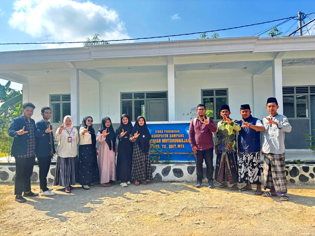 MAJUKAN PENDIDIKAN: Tim pengabdian kepada masyarakat (PKM) UTM berfoto bersama dengan guru SDIT An-Najah Kabupaten Sampang.