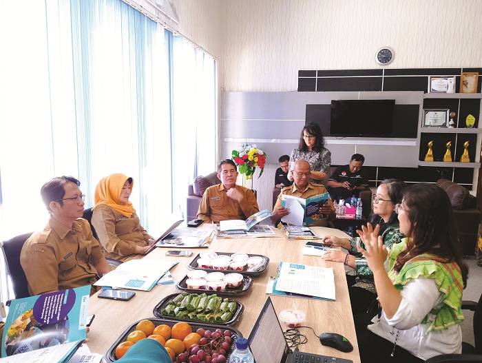 PAPARAN: Kru Yayasan Project Hope (kanan) melaporkan hasil kinerjanya pada Dinkes KB Sampang Senin (15/9). (UBAIDILLAHIR RAIE/JPRM)