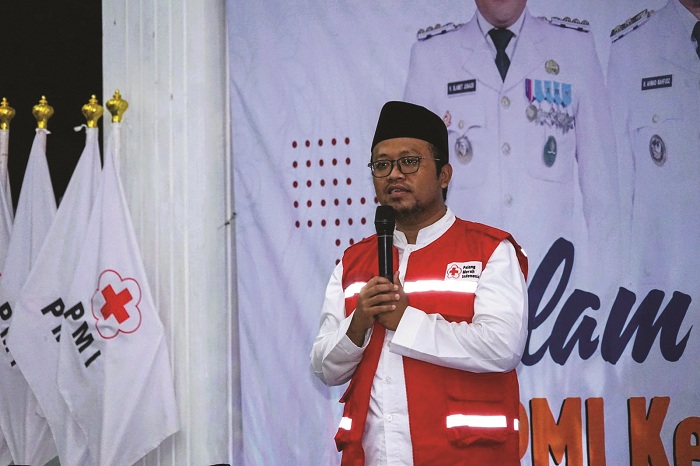 BERSAHAJA: Wabup Sampang Ahmad Mahfudz menyampaikan sambutan dalam tasyakuran Hari Jadi Ke-80 PMI di pendopo Wabup Minggu (14/9) malam. (PROKOPIM UNTUK JPRM)