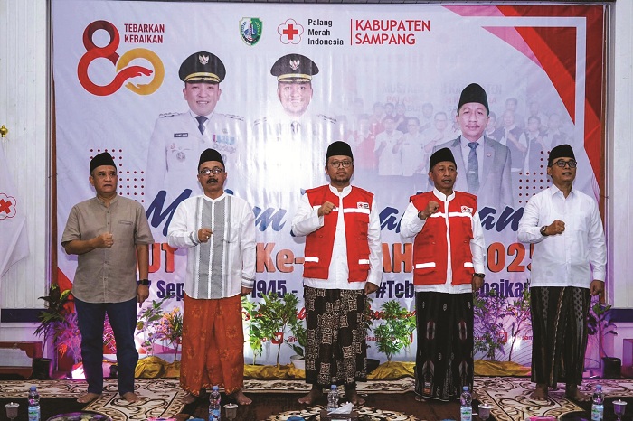 SEMANGAT: Wabup&nbsp;Sampang&nbsp;didampingi Ketua PMI, Kadishub, Kadinsos PPPA, dan Plt Direktur RSUD Sampang menghadiri tasyakuran ke-80 PMI di pendopo Wabup Minggu (14/9) malam. (PROKOPIM UNTUK JPRM)