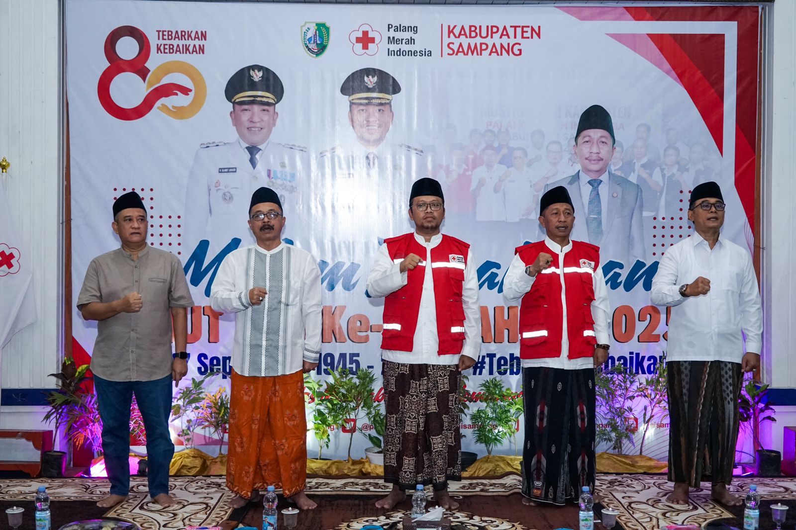 KOMPAK: Wakil Bupati Sampang Ahmad Mahfudz menghadiri tasyakuran harlah PMI ke-80 di Pendopo Wakil Bupati Sampang, Minggu (14/9) malam.