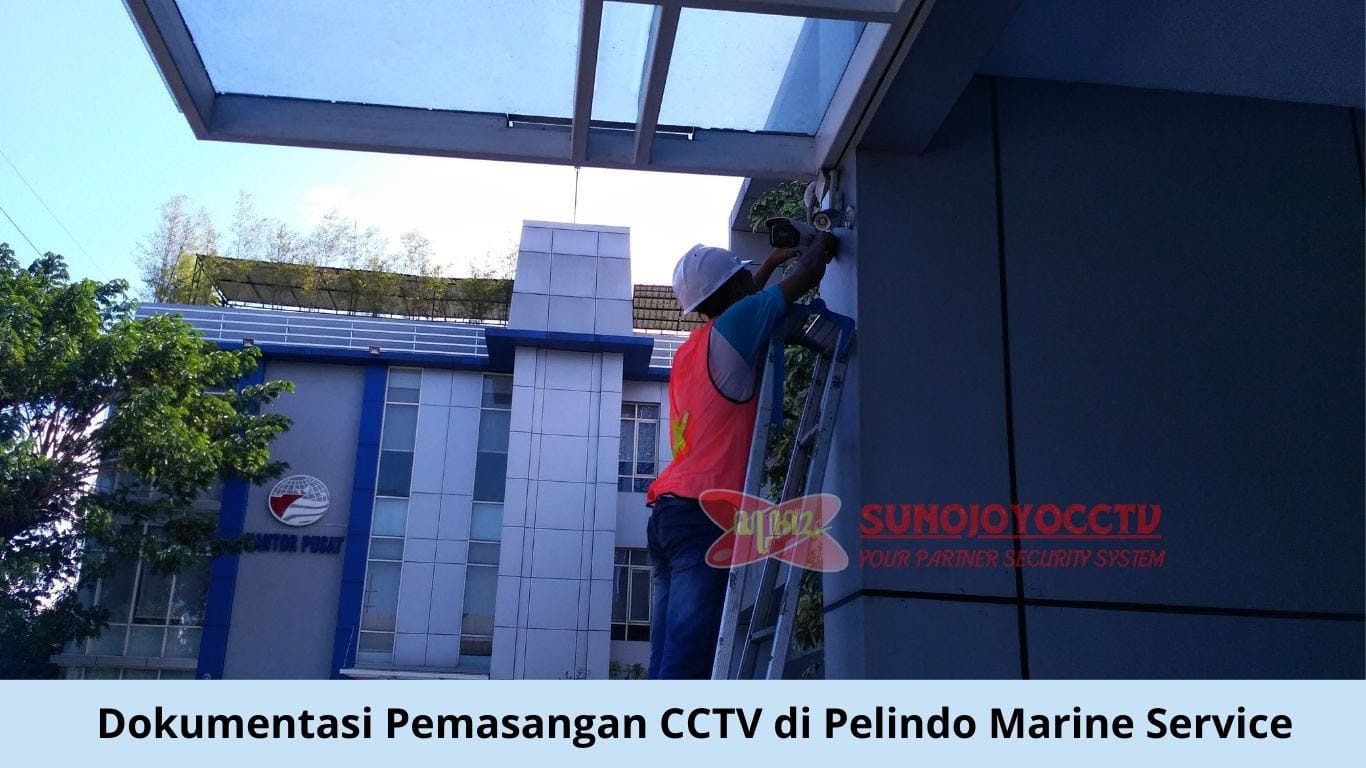 PROFESIONAL: Pekerja CV Suno Joyo memasang CCTV di Pelindo Marine Service.