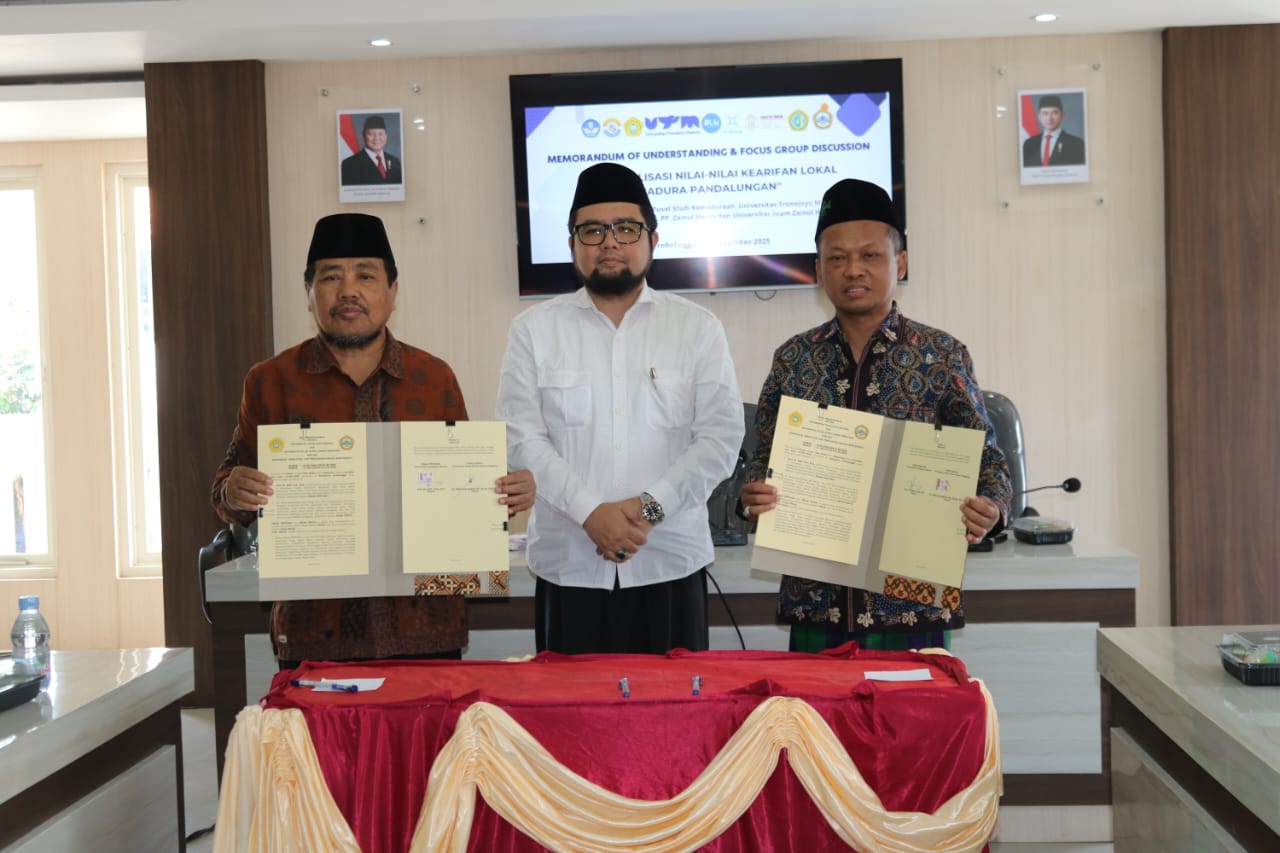 KOLABORASI: Dari kiri Rektor UNZAH dr. Abdul Aziz Wahab, KH. Hasan Ahsan Malik dewan pengasuh pengasuh ponpes Zainul Hasan dan Rektor UTM Prof. Safi
