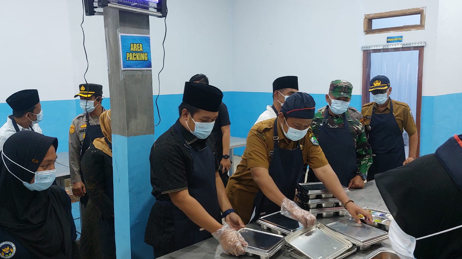 PERIKSA: Wakil Bupati Sampang Ahmad Mahfudz dan Ketua DPRD Rudi Kurniawan meninjau dapur MBG di SPPG Yayasan Rumah Juang Emas di Desa Pangongsean, Kecamatan Torjun, Sampang, Senin (15/9).