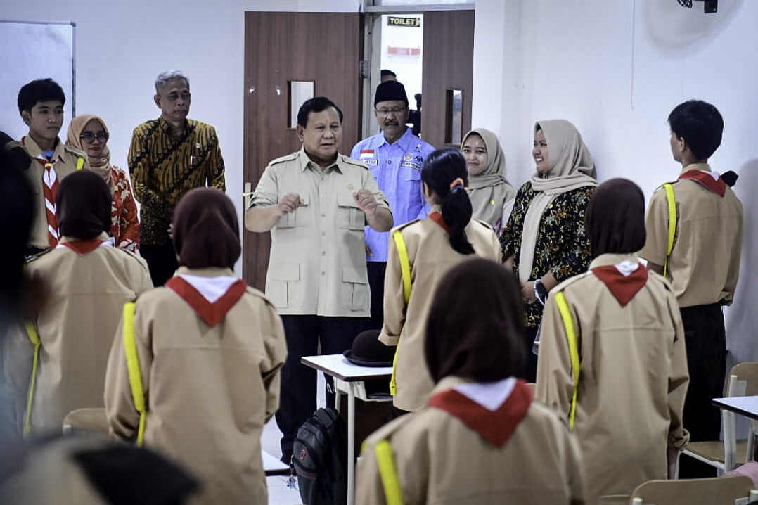 Presiden Prabowo Subianto meninjau Sekolah Rakyat Menengah Atas (SRMA) Margaguna di Jakarta Selatan.