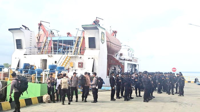 SAAT MASIH BEROPERASI: Penumpang hendak memasuki KMP DBS III di Pelabuhan Kalianget, Kamis (14/10/2024). (MOH. LATIF/JPRM)