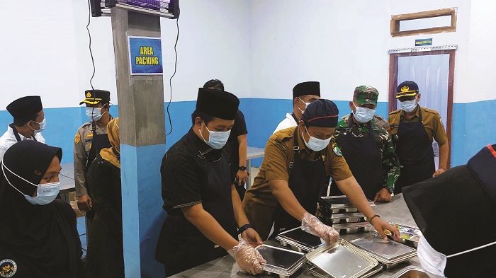 SESUAI STANDAR: Wabup Ahmad Mahfudz bersama Ketua DPRD Sampang Rudi Kurniawan meninjau dapur Jimad Sakteh Desa Pangongsean, Kecamatan Torjun, Sampang, Senin (15/9). (JUNAIDI PONDIYANTO/JPRM)