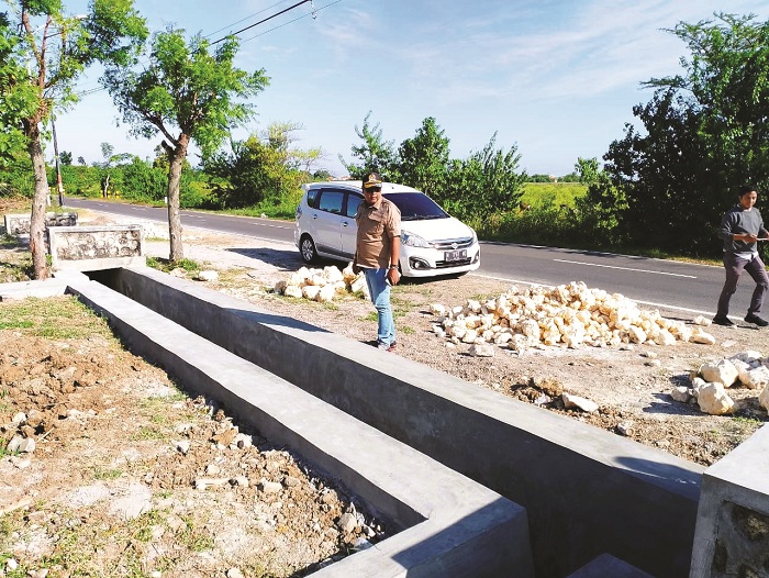 MONITORING: Anggota Komisi l DPRD Sampang melakukan sidang proyek BK Desa Apaan, Kecamatan Pangarengan, Sampang, Selasa (22/7). (UBAIDILLAHIR RAIE/JPRM)