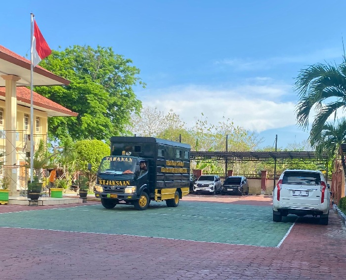 KEMBALI: Terdakwa dibawa menggunakan mobil tahanan Kejari Pamekasan Senin (15/9). (FAHMI JALIL/JPRM)