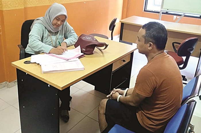 DIPROSES: Rizal, tersangka perkara dugaan penipuan dilimpahkan ke Kejari Sampang, Jumat (12/9). (KEJARI UNTUK JPRM)